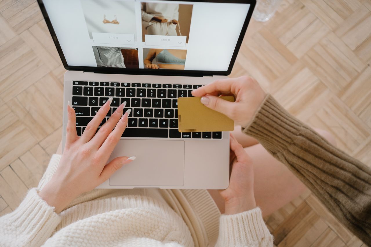 créatif Person shopping online using a laptop and credit card, highlighting e-commerce convenience.